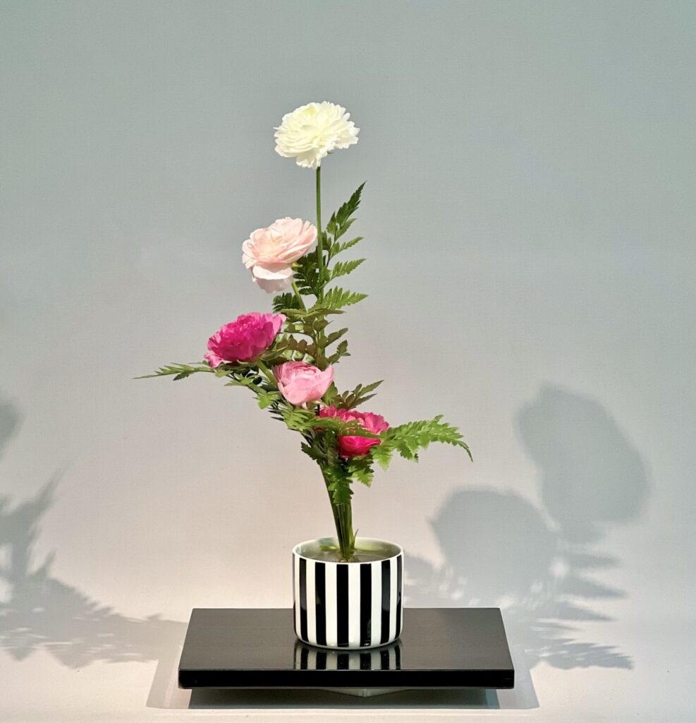 お生花を渋いという方へ。
可愛いお生花もあるんだよ。
可愛いお生花が欲しくて作ったんだ。
それが何であれ欲しいものは自分で作るんだ、そのために生れてきたんだもの。